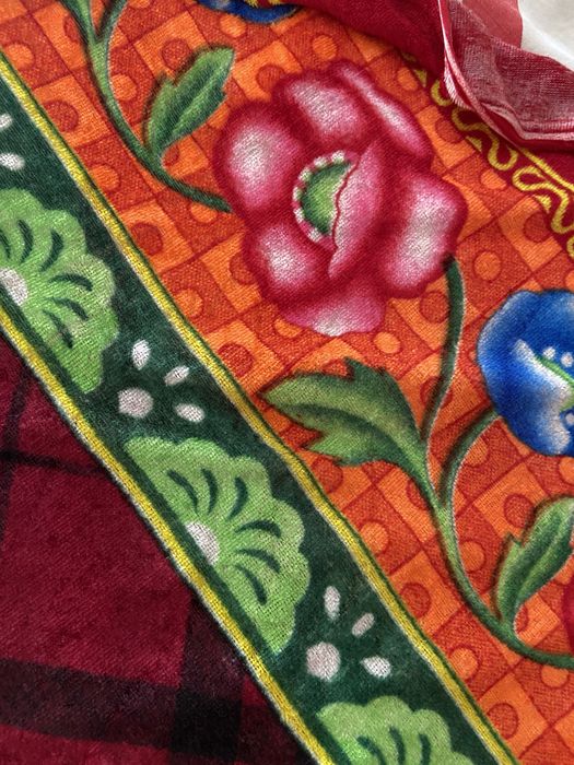 Cuvertura sau fata de masa catifelata si subtire f frumos colorata.