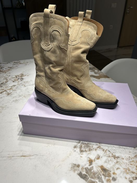 Каубойски ботуши от естествен велур.Светло бежов цвят. Нови с кутия.