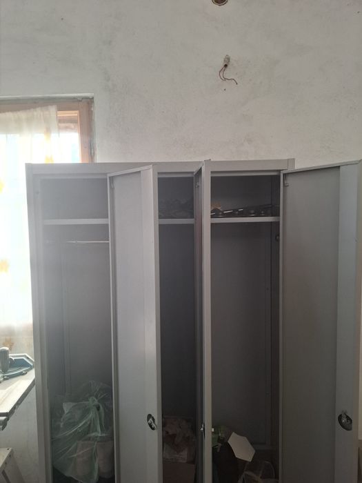 Vestiar de vânzare