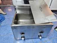 Vand 2 fripteze si un aparat de făcut hot dog