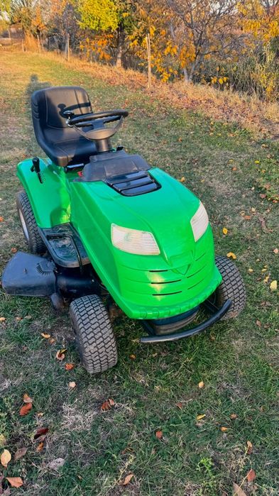 Tractoras de tuns iarba livadă