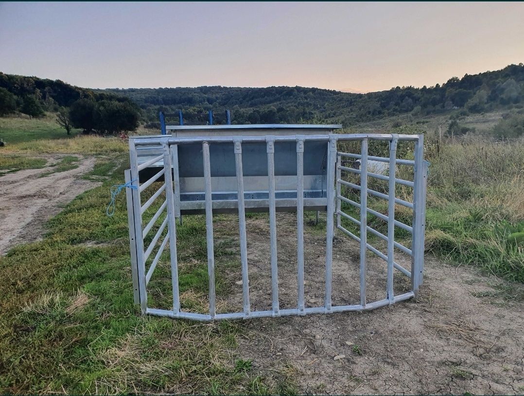 Boxa vitei cu buncar de furaje