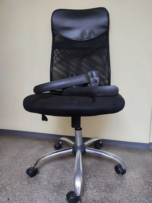 Продавам офис стол за части.