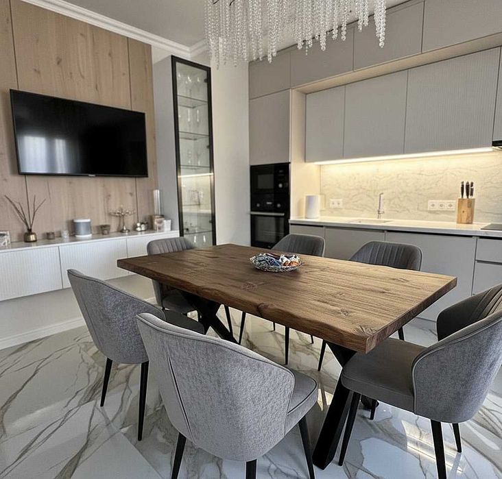 Трапезна маса с жив ръб