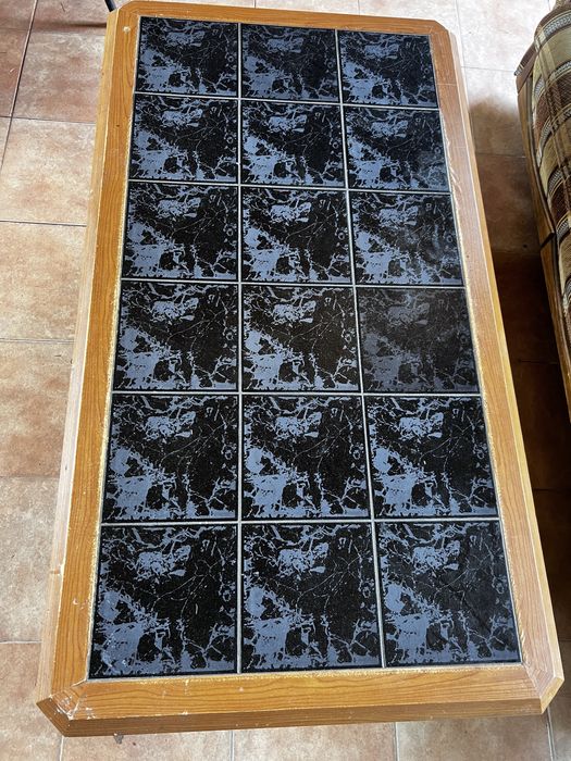 Дървена холна маса с плочки