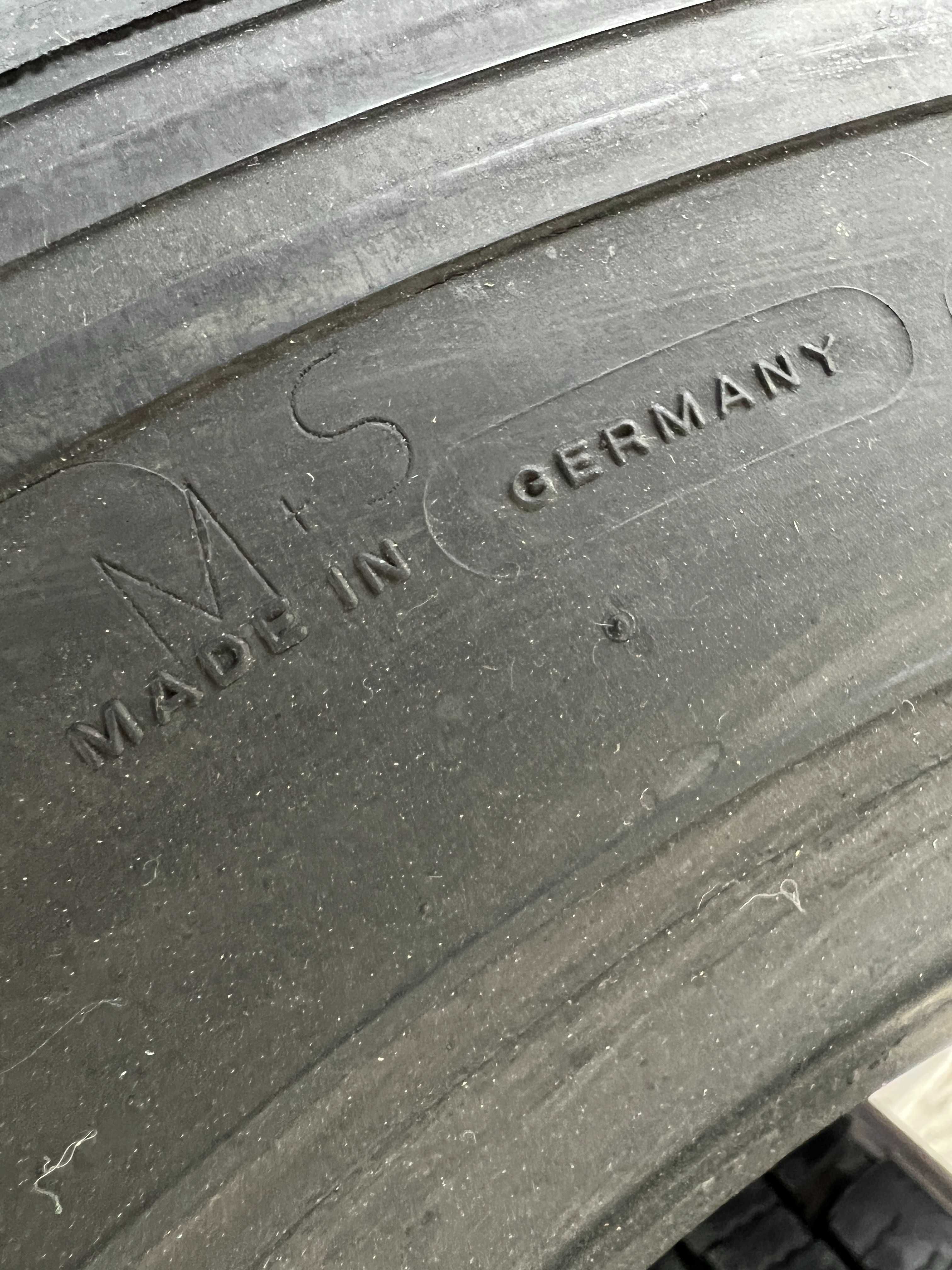 2 товарни гуми НОВ-Регенерат 205/75R17.5 Michelin Recamic 124/122M M+S