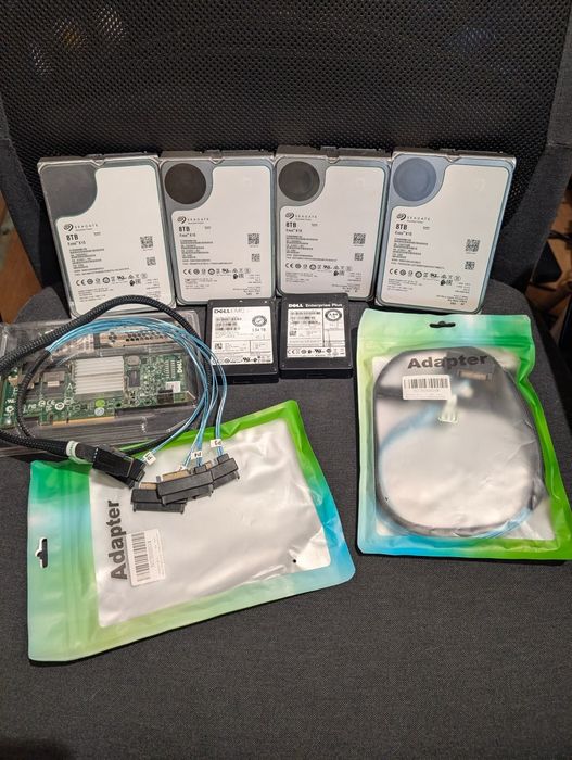 Kit pentru NAS ( 4 x Hdd Sas, 2x Ssd Sas, raid controller si cabluri).