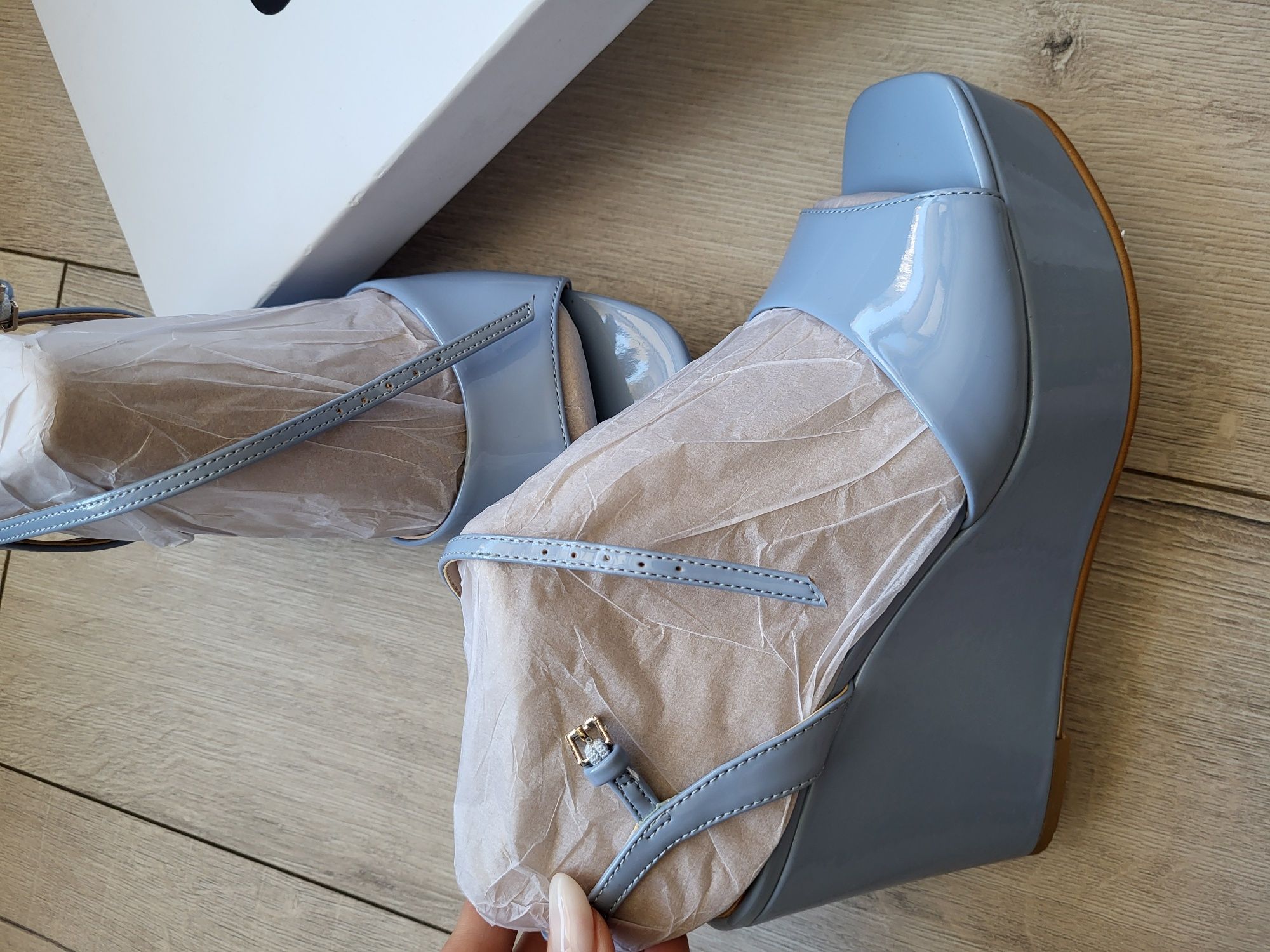 Дамски сандали с платформа Guess