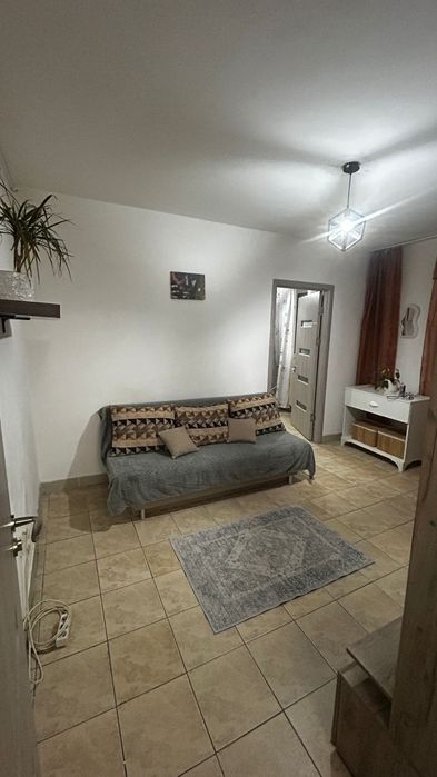 Ofer spre închiriere apartament două camere.