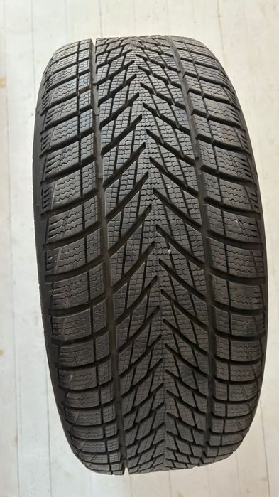 Гуми GoodYear 215 45 17 зимни