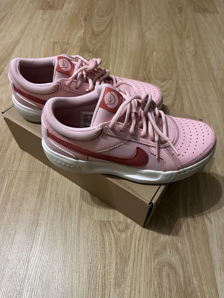 Нови дамски маратонки NIKE