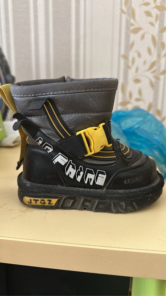 Продаю детские сапоги