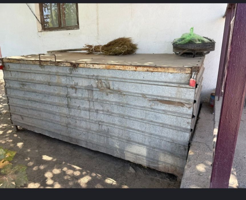 Базарда Зат товар салганга ящик сатылады