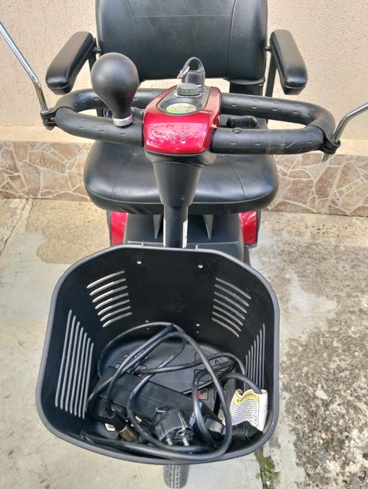 Vând triciclu electric, cu baterie nouă. Funcționează foarte bine.