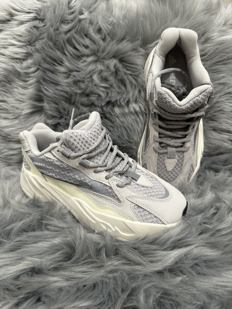 36-46 Yeezy 700 Static