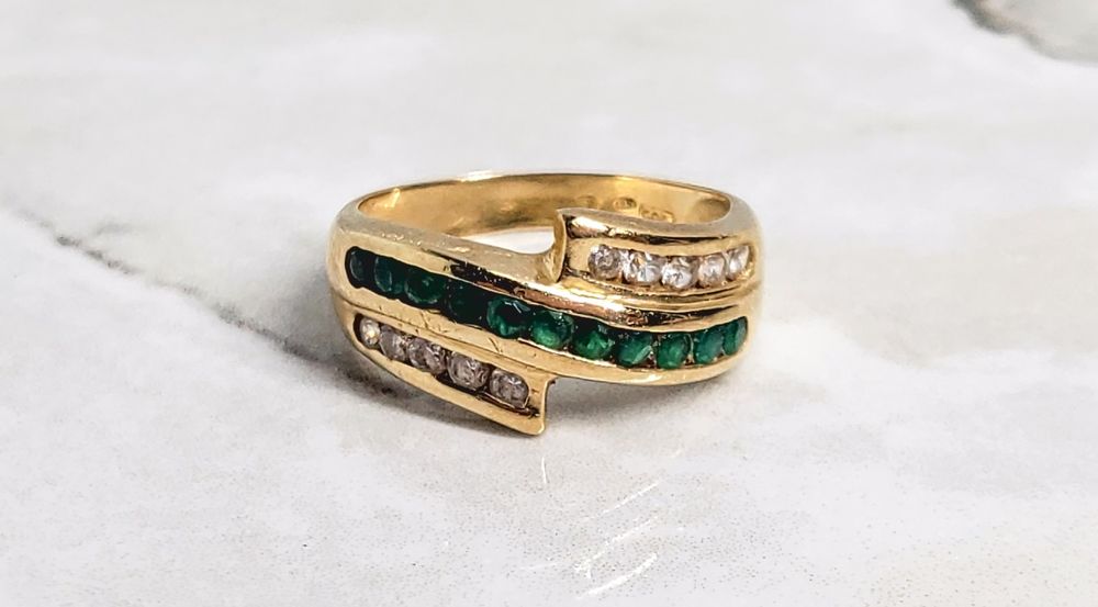 Inel de tip bypass din aur galben de 14K, cu zirconii verzi