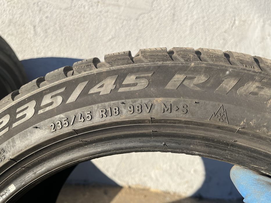 2 бр. зимни гуми 235/45/18 Pirelli DOT 4019 5,5 mm