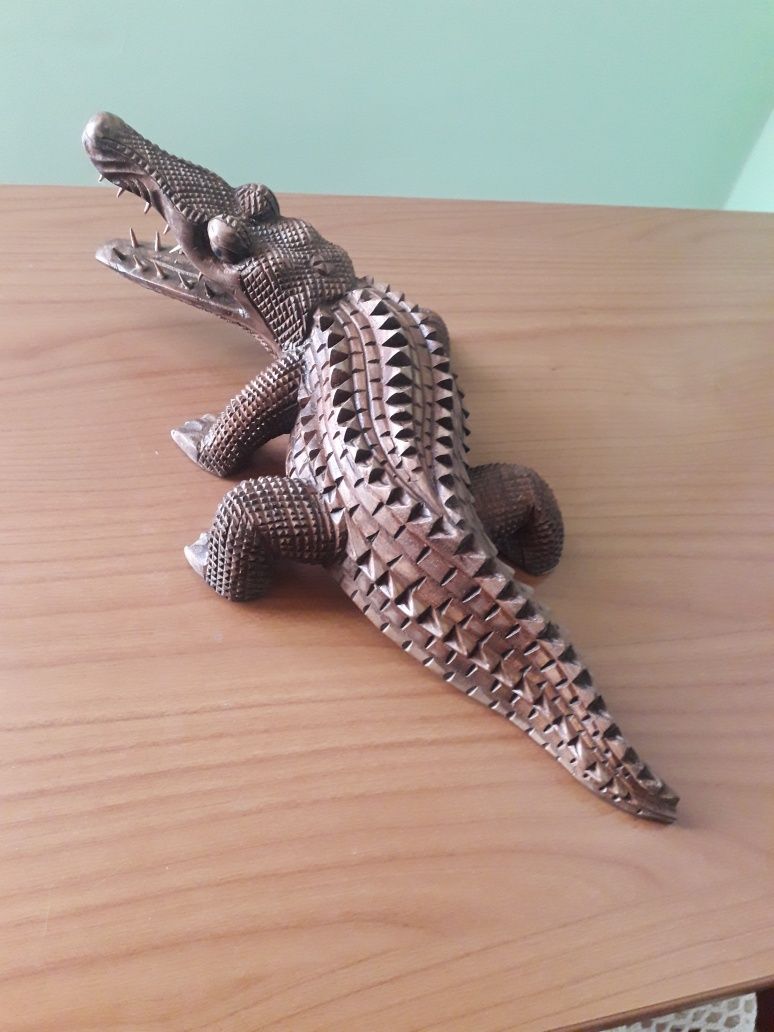 Sculptură în lemn crocodil