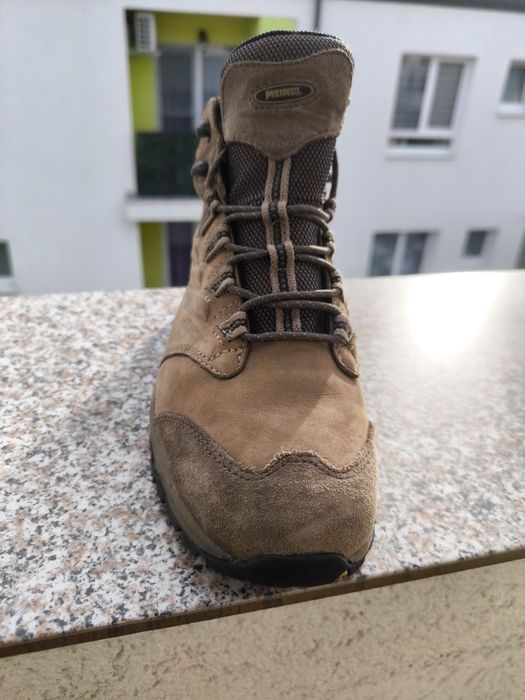 Ghete Lowa Goretex pt lucru talpă fisurată puțin