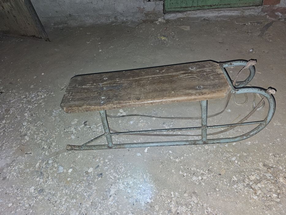 Sanie din lemn și metal