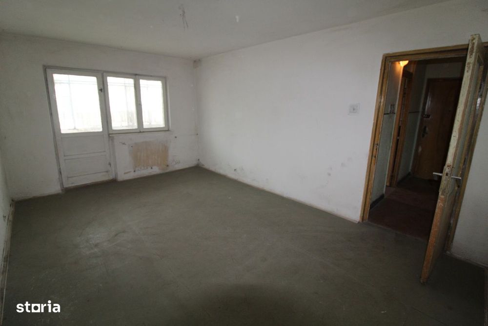 Vând apartament 3 camere în Hunedoara, zona Micro5-Dornica, etaj 3...