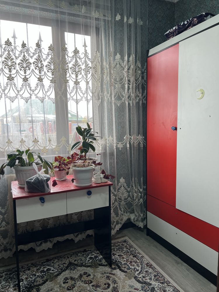 Продам машинку кровать , рабочи стол и шкаф в отличном состояний