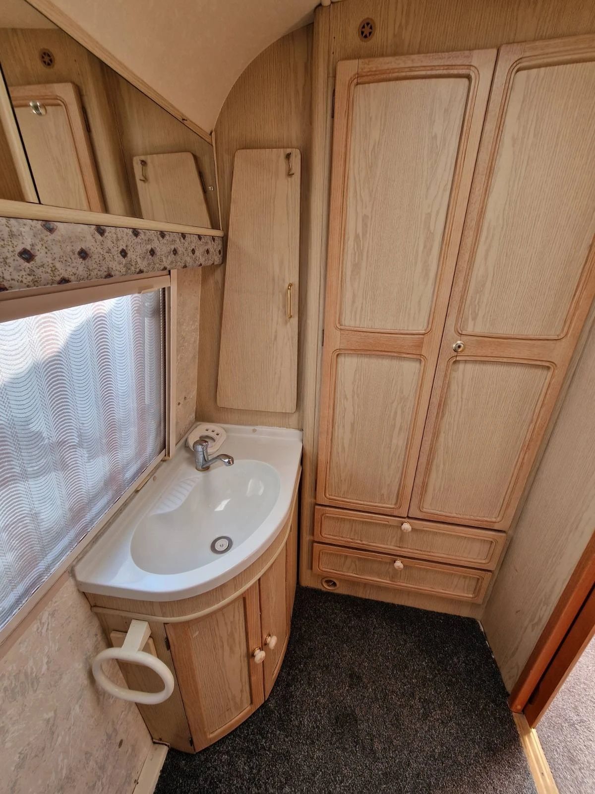 Продаваа се каравана Elddis Hurricane GTX.