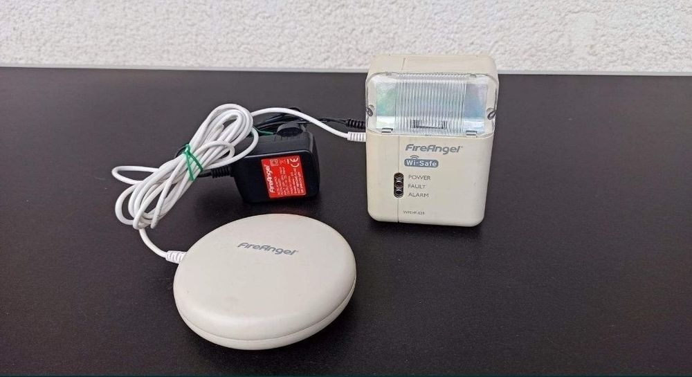 Detector alarma incendiu fum foc persoane deficiente de auz protectie