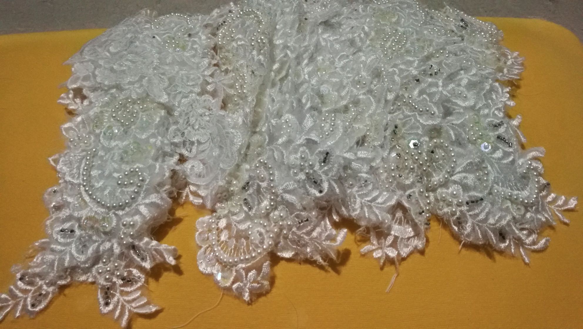 Broderie de aplicat pe rochii cu paiete si perle albe