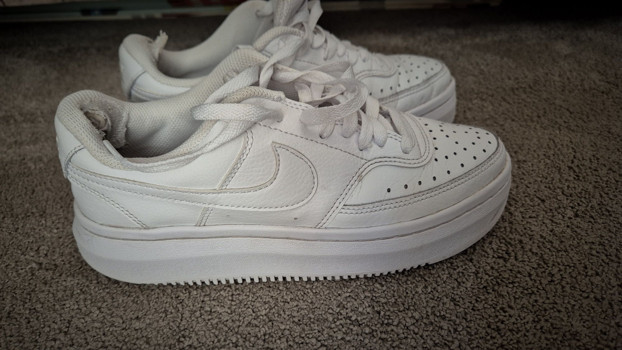Бели кецове Nike