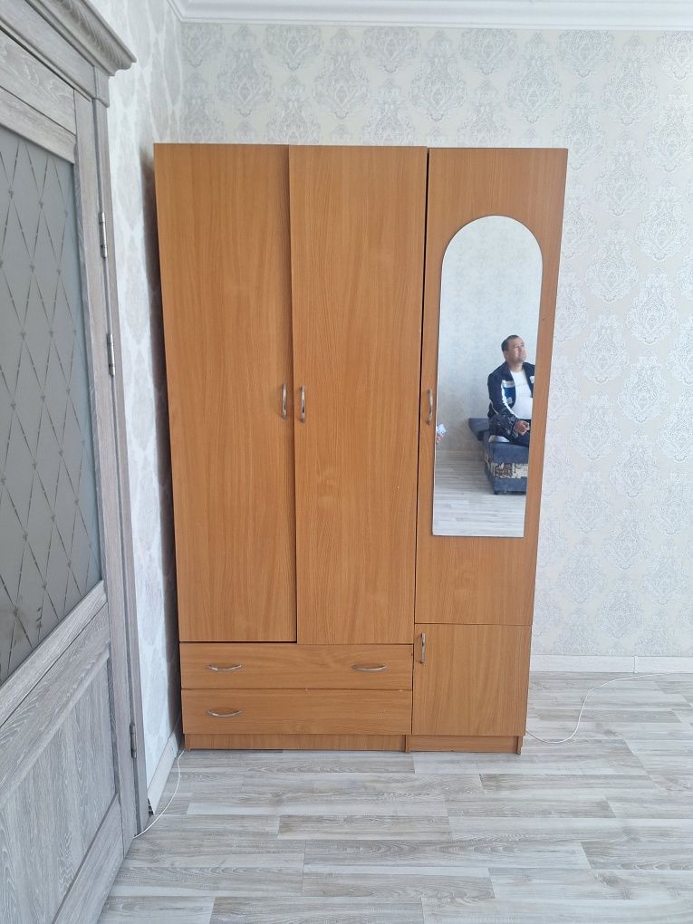Шкаф и диван продаётся