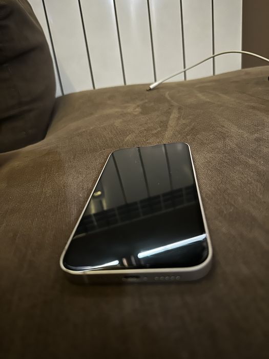 iPhone 13 с протектор и два калъфа