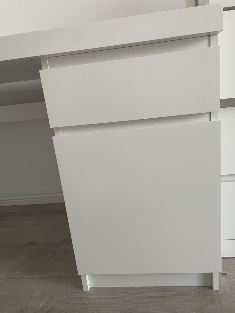 Birou Ikea alb in stare extrem de buna