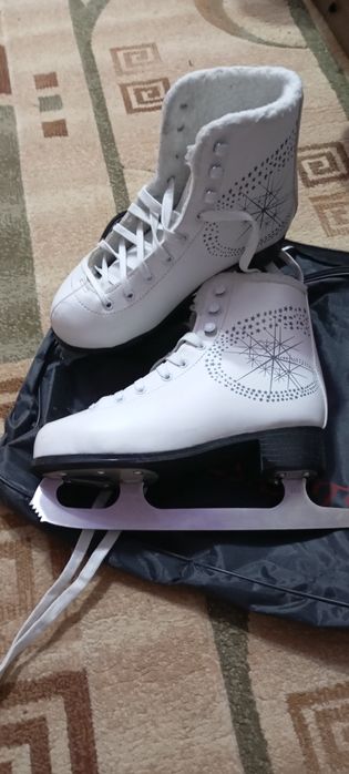 Продам фигурные коньки 38 размер