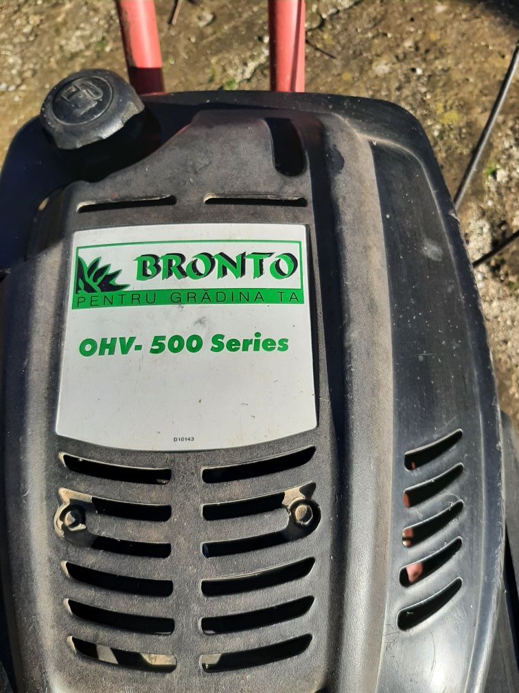 Motocultor cu plug și mașină de tuns iarbă