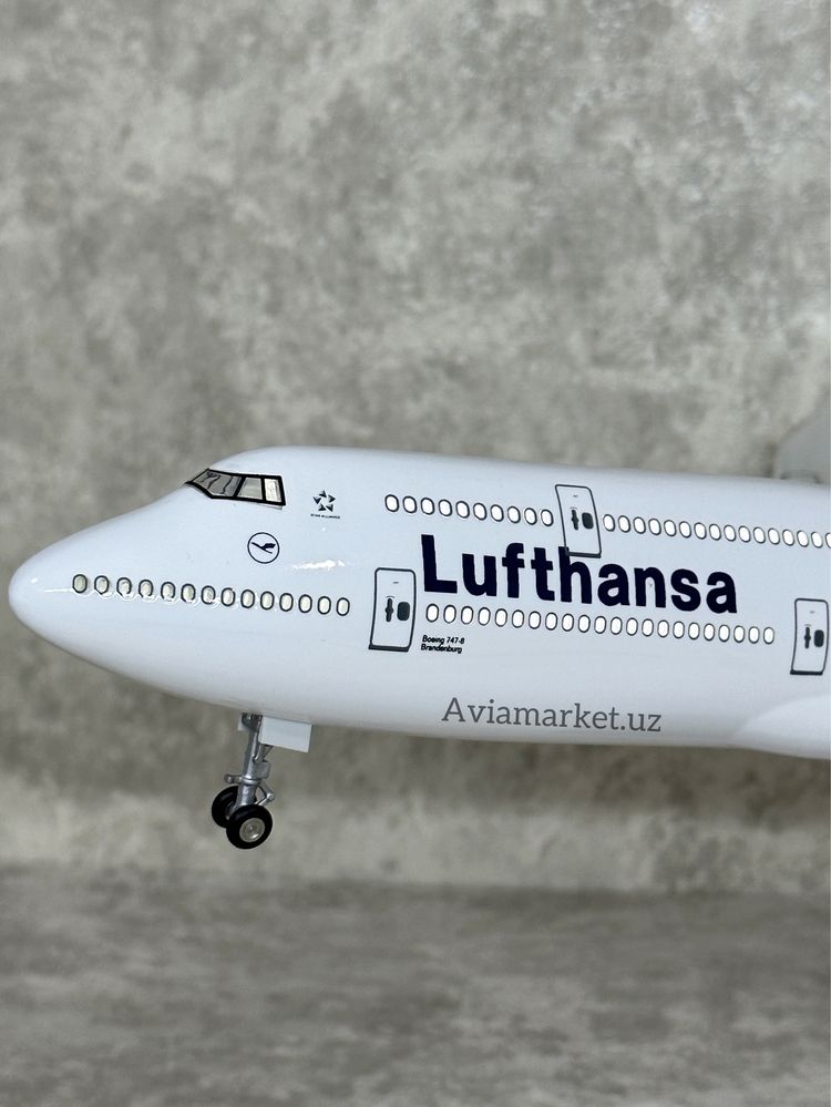 Самолет офиссный сувенир (BOEING-747-LUFTHANSA) с Led подсветкой