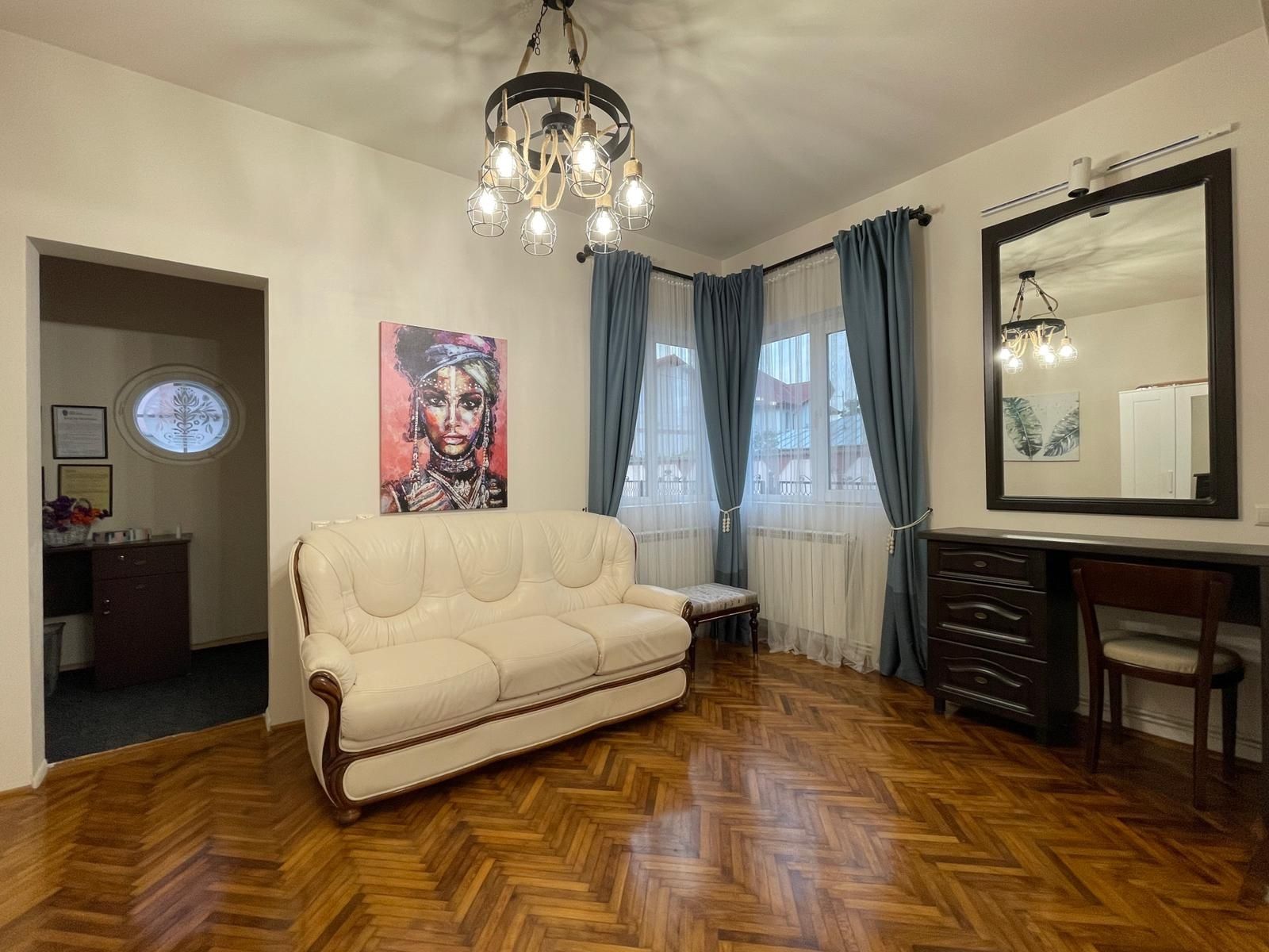 Casă de vânzare construcție foarte solidă ,zonă deosebită
