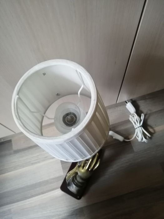 Lampă cu model decorativ mâini