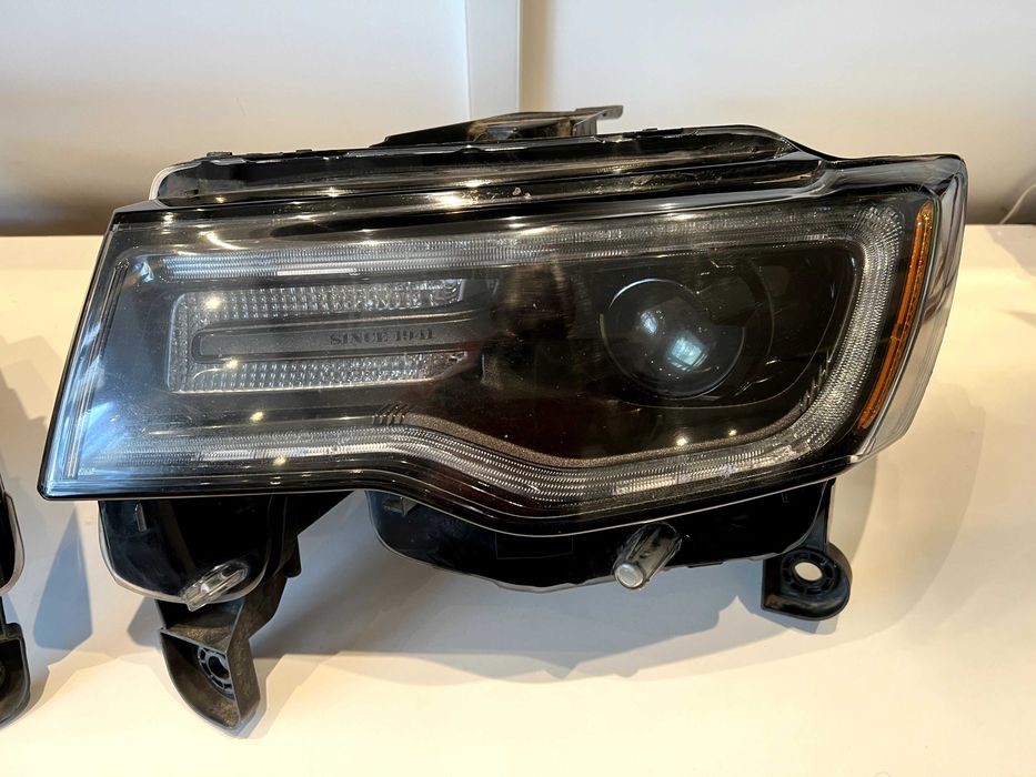 Оригинални фарове от Jeep Grand Cherokee WK2