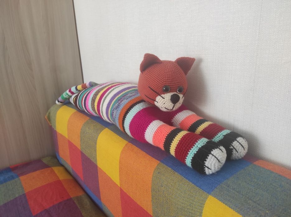 Мягкая вязанная диванная игрушка котик