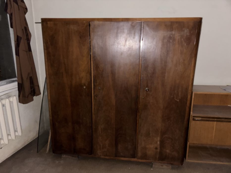 Масивен дървен гардероб