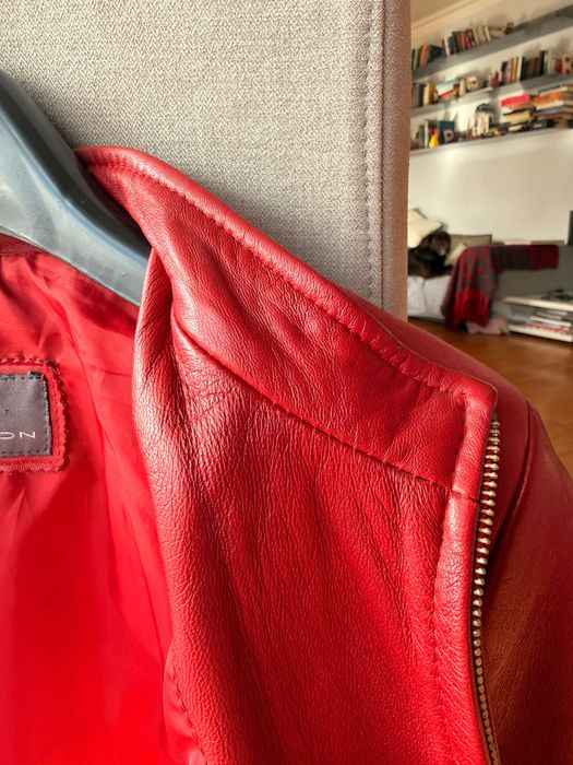 Червено кожено яке