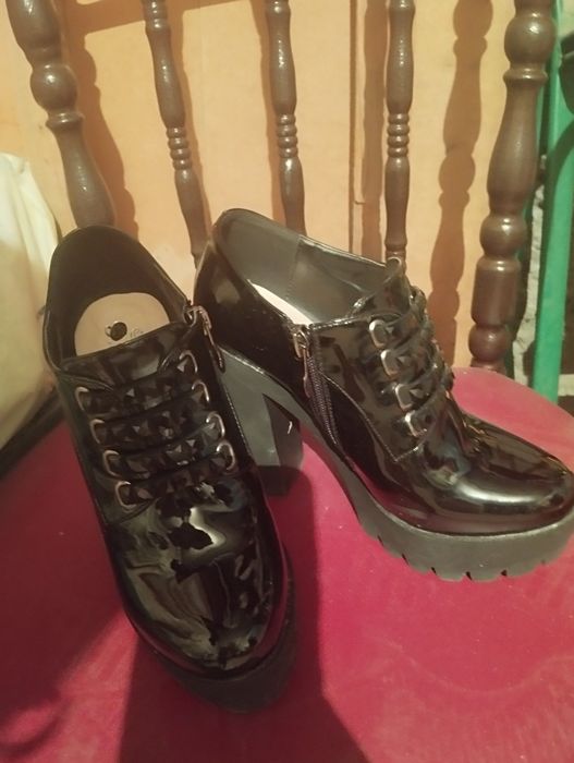 Продам женские туфли