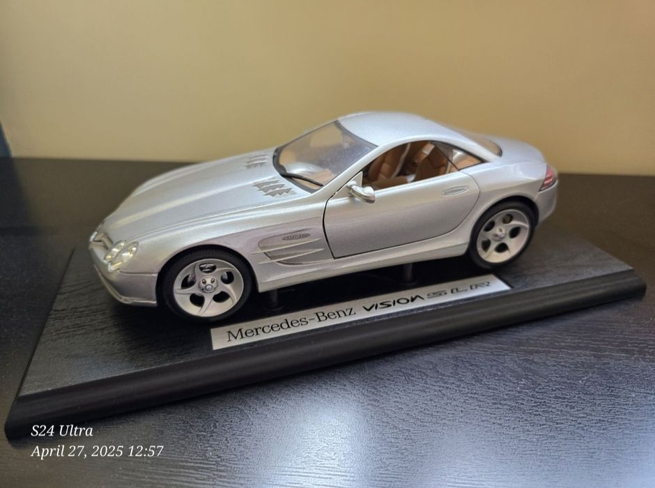 Vând macheta 1/18 Mercedes Vision SLR