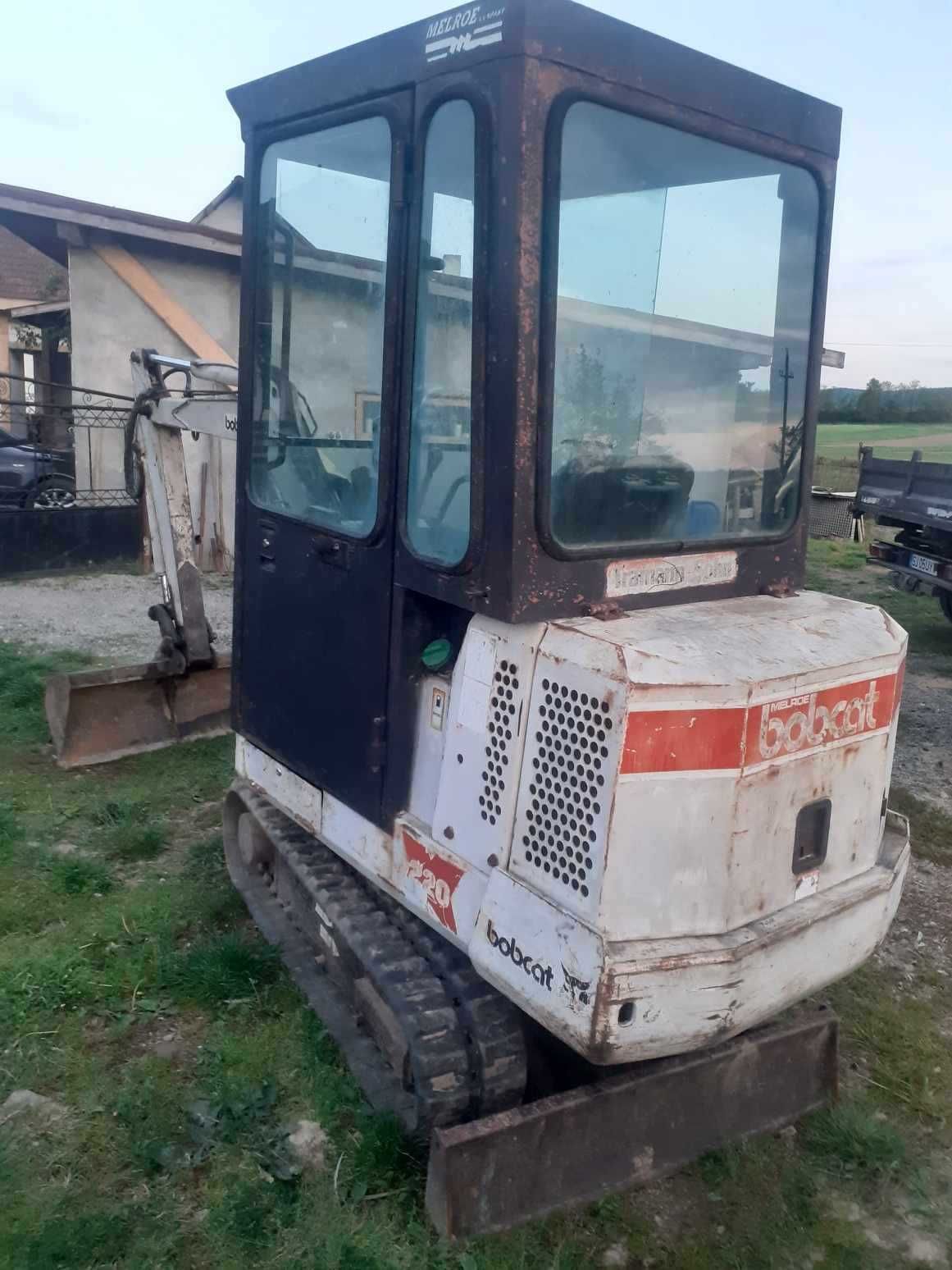 VAND excavator 8800 euro ,stare impecabila, 1700 kg are 4 cupe