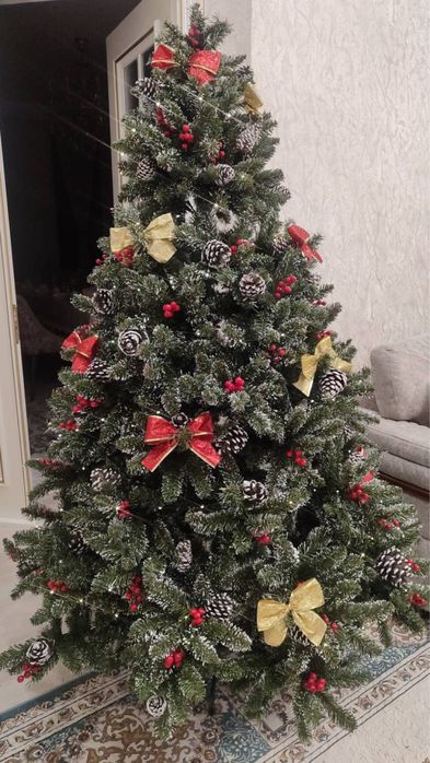 Новогодняя ёлка, которая продаётся с игрушками показынными на фото.