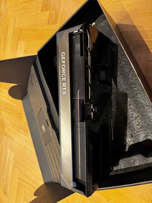 RTX 5080 AORUS Master – Placă Video de Vânzare