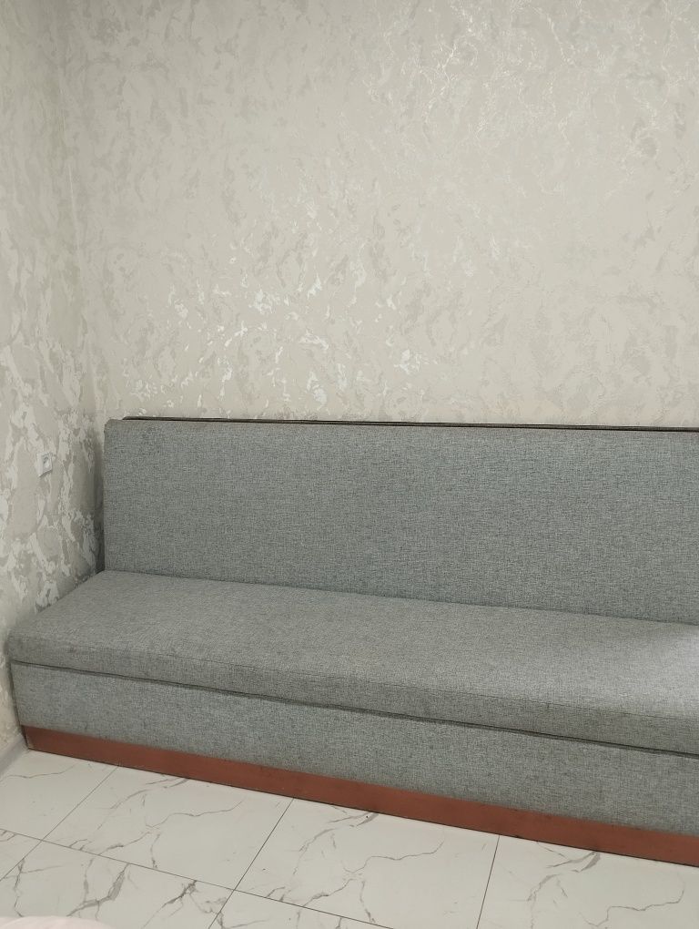 2 ta divan bora. Bittasi 1.5 m ikkinchisi 2.40