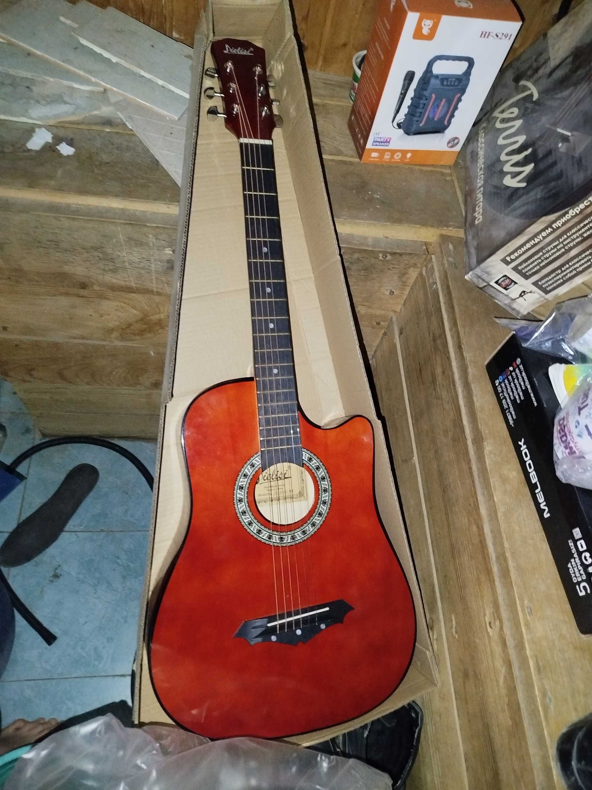 Gitara qizgʻish rang.Akustik turi.Juda ham kam ishlatilgan.