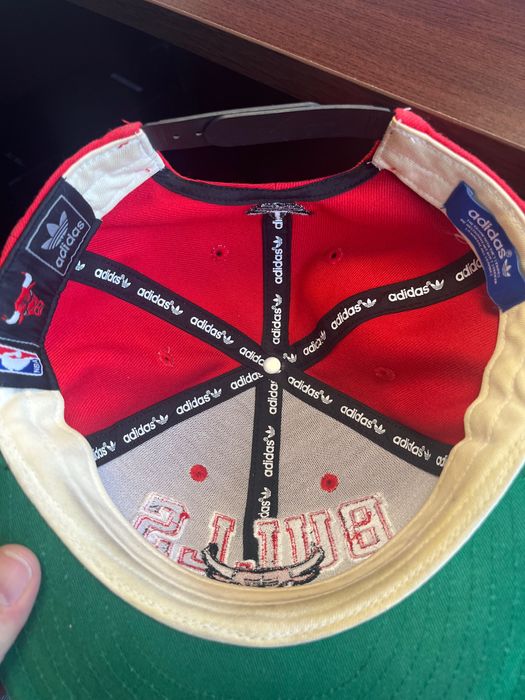 Баскетболна шапка Adidas Originals на Chicago Bulls